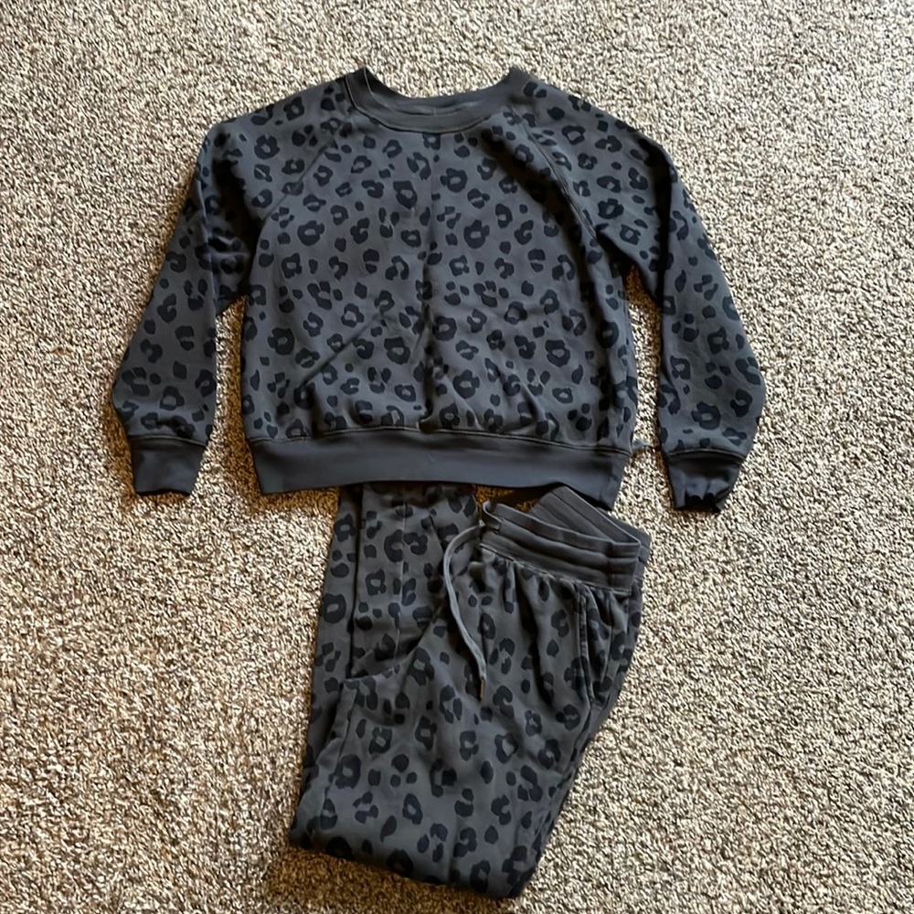 Old Navy outfit-joggers and crew sweatshirt
